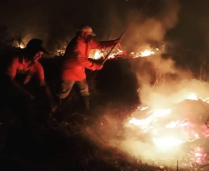 DEFESA CIVIL DE ECOPORANGA COMBATE INCÊNDIO NO BAIRRO VALE ENCANTADO E FAZ ALERTA SOBRE QUEIMADAS NO PERIODO DE ESTIAGEM 