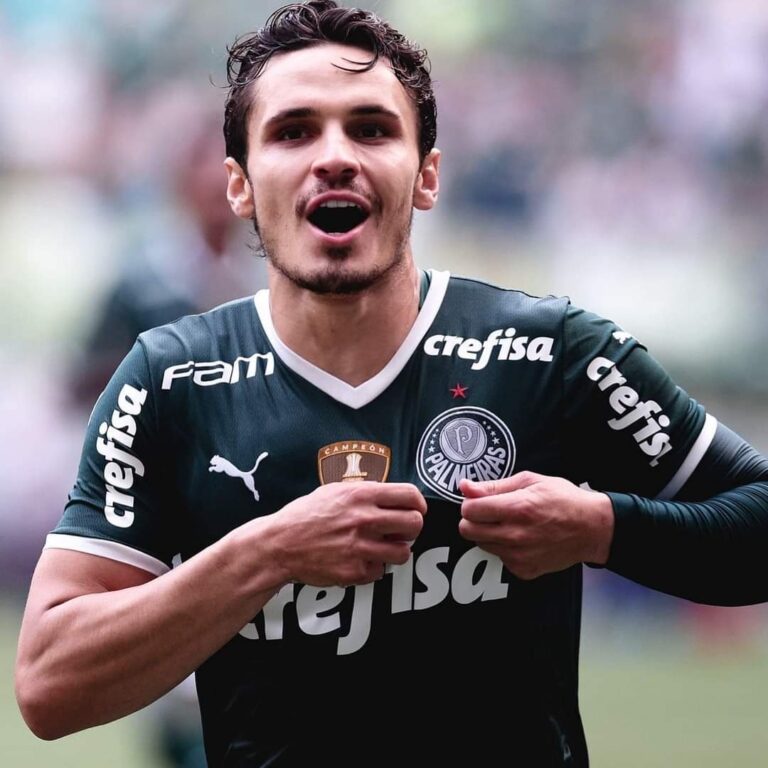 DE LONGE O MELHOR JOGADOR BRASILEIRO NA ATUALIDADE, RAPHAEL VEIGA É DEIXADO DE LADO POR TITE APÓS CONVOCAÇÃO DA SELEÇÃO BRASILEIRA E FICA ESCANCARADO QUE A MUITO TEMPO JÁ NÃO SE CONVOCA QUEM ESTÁ MELHOR E SIM QUEM PATROCINADORES MANDA.